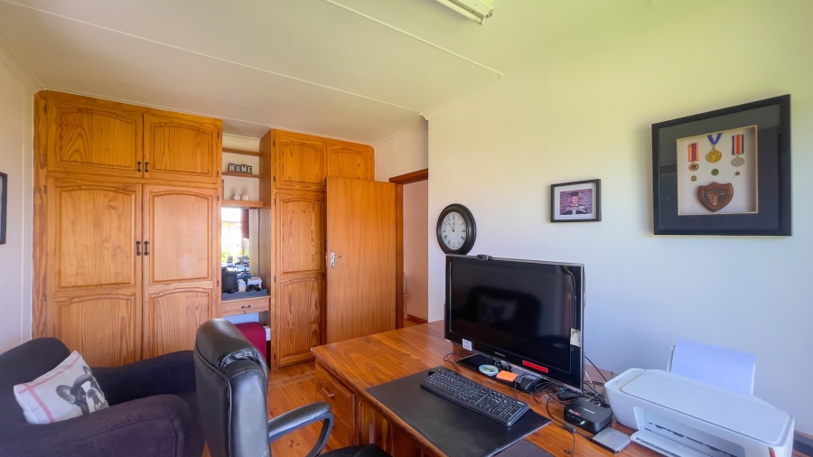 5 Bedroom Property for Sale in Glentana Western Cape